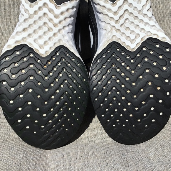 Nike Black and White Athletic Shoes - Picture 11 of 12